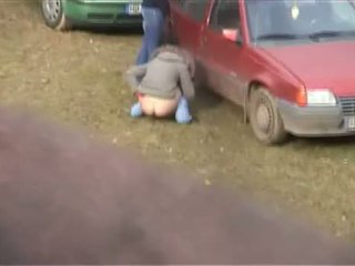 Момиче заловени писинг на открито - хубав дупе