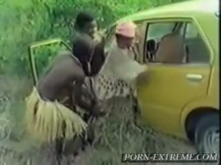 Африканки момиче прецака от бял хуй в гора