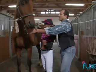 Tera joy καβάλημα άλογο επί φάρμα