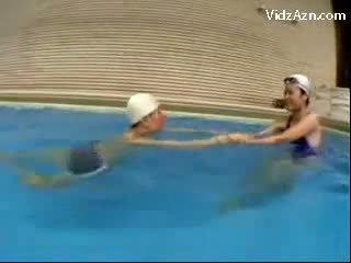Esbelta guy en nadando cap getting kiss de vida polla jerked por 3 niñas licking coños nearby la nadando piscina