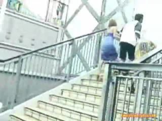 Asiatique coup emploi onto la stairs