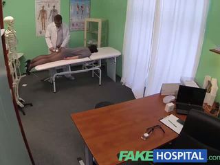 Fakehospital লুক্কায়িত cameras ধরা female রোগী using মালিশ tool
