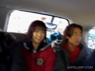 Cutie tipu aasialaiset tytöt having hauska sisään the auto