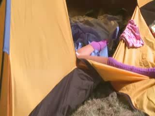 Masturbation в на tent на възбуден момиче