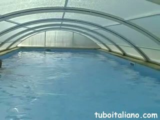 Siciliana sedotta içinde piscina