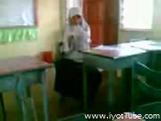 Video- - malibog na classmate pinakita ang pepe sa luokkahuone