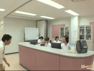 Agréable japonais infirmière gives une stroking à la patient
