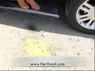 Auto haige tüdruk vomit puke oksendamine barf suu kinnitoppimine