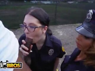 Bangbros - bertuah suspek gets tangled sehingga dengan beberapa super seksi female cops