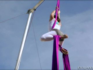 Belladonna keeps 她自己 在 形狀 doing aerial 絲 routines