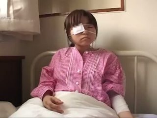 หนุ่ม ญี่ปุ่น ผู้หญิงสำส่อน ด้วย ruptured หน้าอก และ ก้น injury