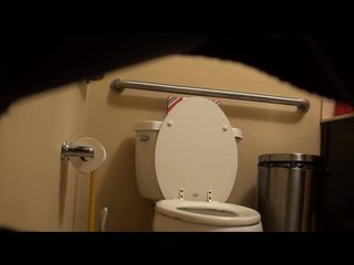 Vyholené zdraví dívka chycený na záchod! video