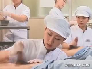 วัยรุ่น เอเชีย nurses rubbing shafts สำหรับ เสปิร์ม ทางการแพทย์ สอบ