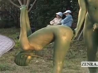 Subtitled ญี่ปุ่น หญิง painted ไปยัง mimic park statue
