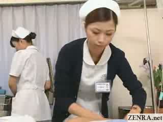 Jap pielęgniarka practices jej ręka praca technika