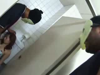 2 blacks grope dhe molest vajzë në një tualet