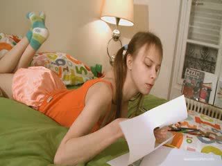 Graziosa fidanzata doing sporco homework