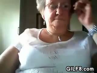 Stary kobieta flashing jej ładny piersi
