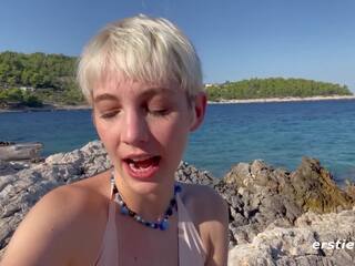 Ersties - 可爱的 annika plays 同 她自己 上 一 热 海滩 在 croatia