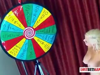 6 incredibly gyönyörű lányok játék spin a wheel a nudity