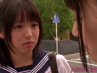 Drobounký japonská schoolgirls souložit v koupelna: volný porno 7a