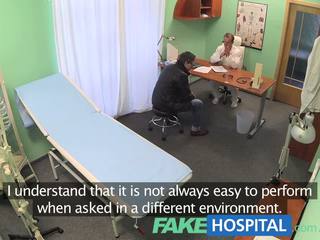 Fakehospital sykepleier fucks pasient til få en sperm prøve