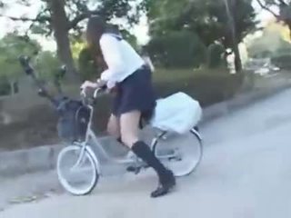 日本语 女孩 骑术 一 vibrating 自行车 thru 该 城市 (public squirting)