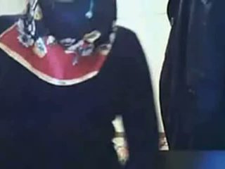 Видео - hijab момиче представяне дупе на уеб камера