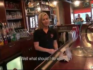 Guy fucks dhe sperms barmaid në të saj bar