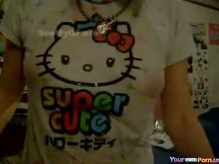 Seksikas jaapani tüdruk koos märg hello kitty t-shirt