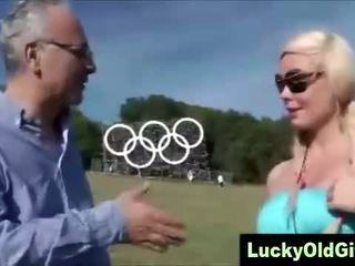 Vanhemmat brittiläinen dude meets tyttö outdoors varten seksi