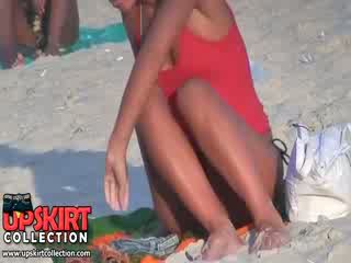 Guy spied la jolie bien shaped corps de longue legged bimbo en la chaud micro bikini