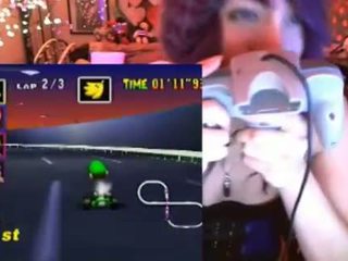 Geek gaja cums jogar mario kart