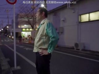 街边碰到一个荡妇勾引我 扒开衣服没想到有一对h罩杯的天然巨乳 到宾馆和这个婊子大干一场 让她多次高潮后把精液都灌到嘴里