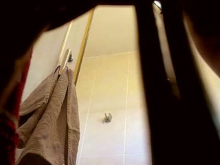 Én sister -ban törvény -ban a zuhany (hidden kamera)