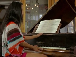 Isabella פסנתר lesson