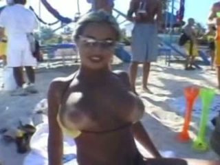 Quente bodybuilder gaja em o praia lata fazer dela titties jump