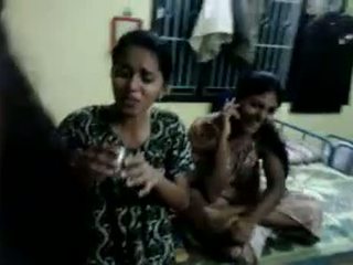 North hinduskie dziewczyny próbować do napój piwo w ich gospodarz