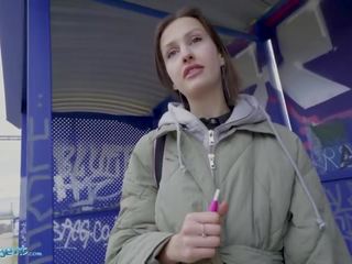 Publiczne agent pociąg stacja smoker gets jej cycuszki na zewnątrz do płacić the grzywna
