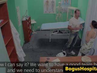Doctor coño fucks cleaner antes enfermera joins: gratis porno 11