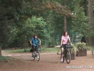 Asiática adolescente sweeties cabalgando bikes con dildos en su cunts