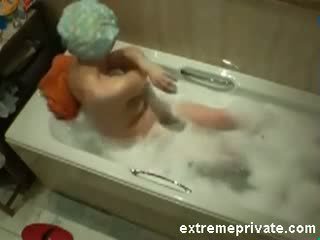 Spied op mijn blondine mum vingeren in bath