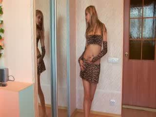 수줍은 아기 amateru stripping 에 앞 의 그만큼 거울